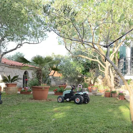 Seaside Holiday House Arbanija, Ciovo - 11738 펜션 트로기르
